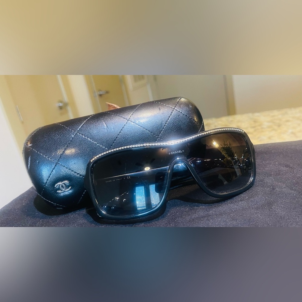 Chanel Black Oversize Frame Gradient Tint Chain Sunglasses-6043